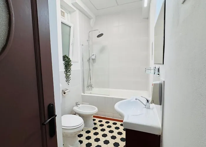 Ideal Home - Spacious & Modern Accommodation Near Unirii Square